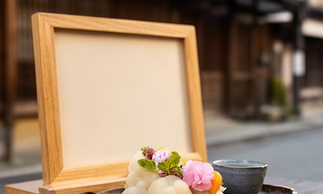 角館の武家屋敷通りにあるカフェの木製看板と季節の甘味